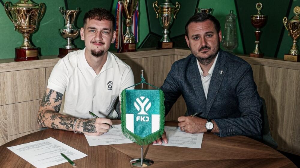  Filip Vecheta a generální ředitel FK Jablonec Tomáš Mejzr při podpisu smlouvy, foto: www.fkjablonec.cz